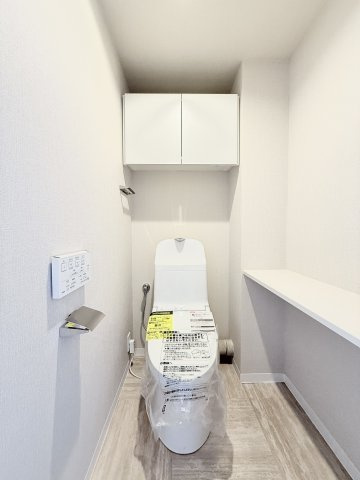 ウィスティリアE-oneのトイレ|清潔感のあるトイレ！背面上部には便利な収納棚付き！
