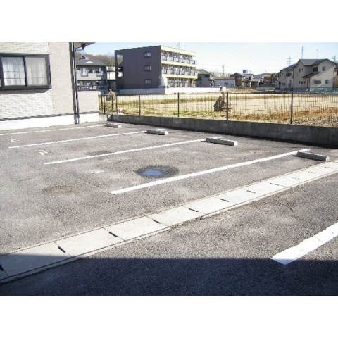 ハイステージルナＡ　の駐車場