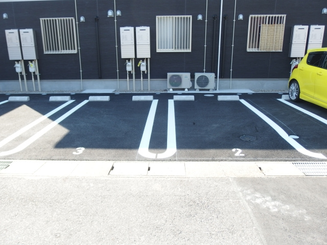 プレジール寿の駐車場