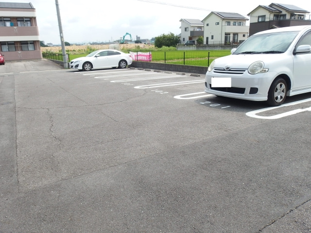クレストールⅡの駐車場