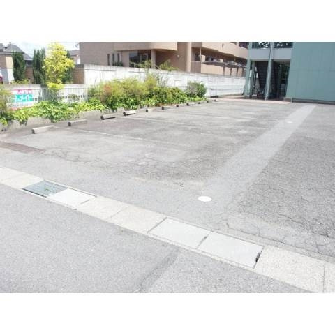ひまわりハウスの駐車場