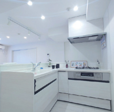 コスモ志木のキッチン|作業場広々L型キッチン