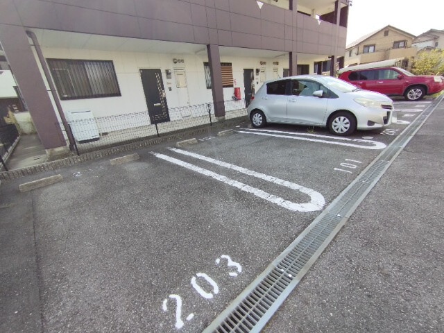 クレストール（福岡町）の駐車場