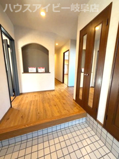 【玄関】 | 岐阜市日野南！積水ハウス施工の中古住宅！軽量鉄骨造2階建て！お庭付き・お車並列2台可能！ | 岐阜市日野南！積水ハウス施工の中古住宅！軽量鉄骨造2階建て！お庭付き・お車並列2台可能！