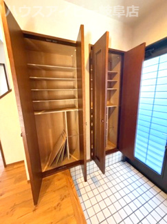 【玄関】 | 岐阜市日野南！積水ハウス施工の中古住宅！軽量鉄骨造2階建て！お庭付き・お車並列2台可能！ | 岐阜市日野南！積水ハウス施工の中古住宅！軽量鉄骨造2階建て！お庭付き・お車並列2台可能！