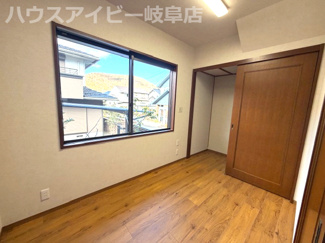 【洋室】 | 岐阜市日野南！積水ハウス施工の中古住宅！軽量鉄骨造2階建て！お庭付き・お車並列2台可能！ | 岐阜市日野南！積水ハウス施工の中古住宅！軽量鉄骨造2階建て！お庭付き・お車並列2台可能！