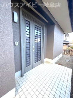 【玄関】 | 岐阜市日野南！積水ハウス施工の中古住宅！軽量鉄骨造2階建て！お庭付き・お車並列2台可能！ | 岐阜市日野南！積水ハウス施工の中古住宅！軽量鉄骨造2階建て！お庭付き・お車並列2台可能！