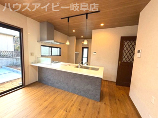 【居間・リビング】 | 岐阜市日野南！積水ハウス施工の中古住宅！軽量鉄骨造2階建て！お庭付き・お車並列2台可能！ | 岐阜市日野南！積水ハウス施工の中古住宅！軽量鉄骨造2階建て！お庭付き・お車並列2台可能！