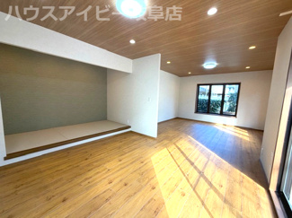 【居間・リビング】 | 岐阜市日野南！積水ハウス施工の中古住宅！軽量鉄骨造2階建て！お庭付き・お車並列2台可能！ | 岐阜市日野南！積水ハウス施工の中古住宅！軽量鉄骨造2階建て！お庭付き・お車並列2台可能！