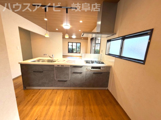 【キッチン】 | 岐阜市日野南！積水ハウス施工の中古住宅！軽量鉄骨造2階建て！お庭付き・お車並列2台可能！ | 岐阜市日野南！積水ハウス施工の中古住宅！軽量鉄骨造2階建て！お庭付き・お車並列2台可能！