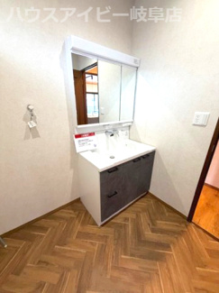 【独立洗面台】 | 岐阜市日野南！積水ハウス施工の中古住宅！軽量鉄骨造2階建て！お庭付き・お車並列2台可能！ | 岐阜市日野南！積水ハウス施工の中古住宅！軽量鉄骨造2階建て！お庭付き・お車並列2台可能！