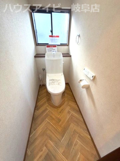 【トイレ】 | 岐阜市日野南！積水ハウス施工の中古住宅！軽量鉄骨造2階建て！お庭付き・お車並列2台可能！ | 岐阜市日野南！積水ハウス施工の中古住宅！軽量鉄骨造2階建て！お庭付き・お車並列2台可能！