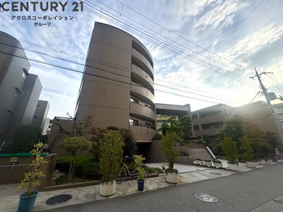 オートロック・エレベーター付き・敷地内屋根付き駐車場・駐輪場完備
