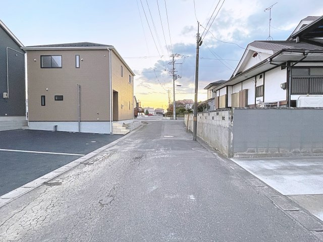 新築戸建・新築建売　岩瀬郡鏡石町旭町【耐震＋制震】第二小・鏡石中の前面道路含む現地写真|前面道路　北西側幅員5.4ｍ