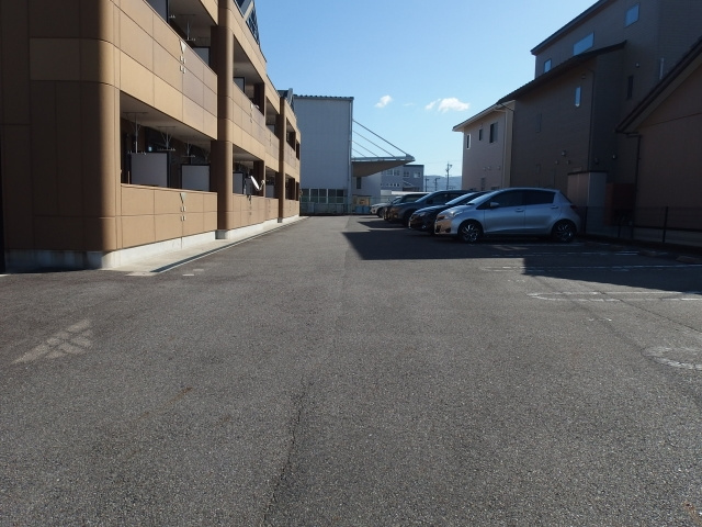 クレールスクエアの駐車場