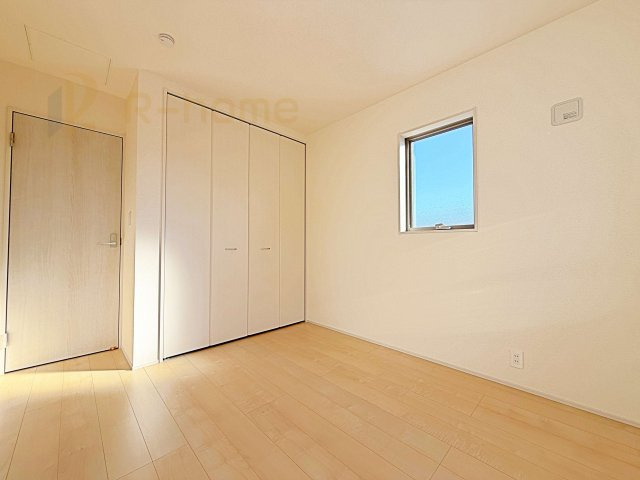 小美玉市上玉里第2　新築戸建て　1号棟の洋室|どんな部屋家具も合わせやすいシンプルな洋室！
たっぷりの日差しと心地よい風が舞い込む住まい♪