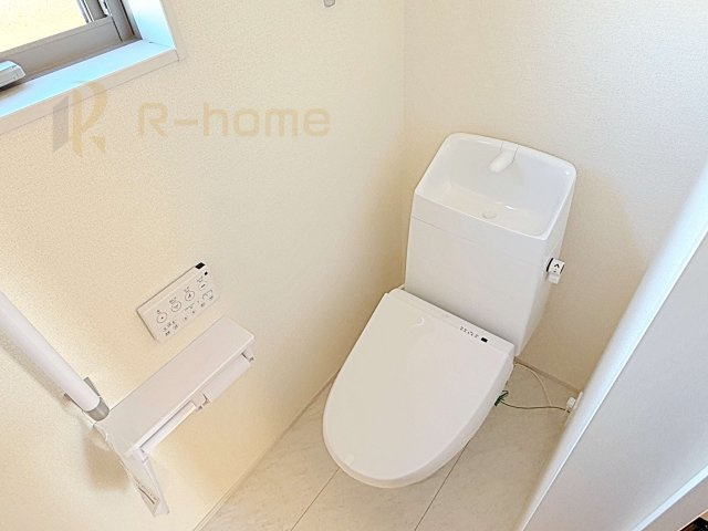小美玉市上玉里第2　新築戸建て　1号棟のトイレ|温水洗浄便座付きのトイレ。
トイレが２ヵ所設置で朝の忙しい時間でも安心です。