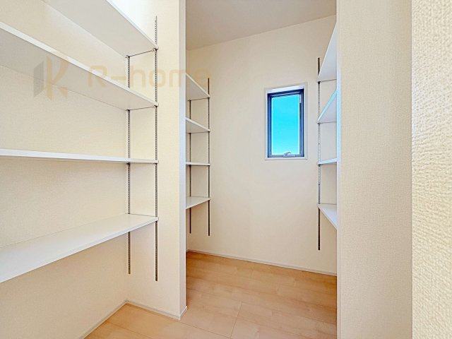 小美玉市上玉里第2　新築戸建て　1号棟の収納|キッチンにはパントリーを設置！キッチン回りの整理整頓の悩みも解決♪