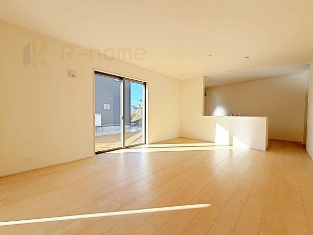 小美玉市上玉里第2　新築戸建て　1号棟の居間・リビング|広くて明るいＬＤＫ♪ ゆったりくつろげるリビングスペースで、ご家族皆様の笑顔が溢れます。