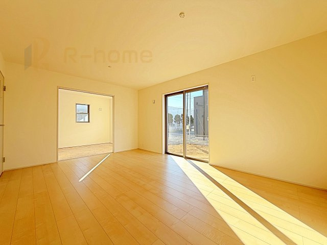 小美玉市上玉里第2　新築戸建て　1号棟の居間・リビング|広くてとっても明るいLDK♪ストック品などの収納に便利なパントリー付き♪