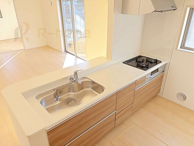 小美玉市上玉里第2　新築戸建て　1号棟のキッチン|料理をしながら家族とコミュニケーションが取れる対面式システムキッチン。