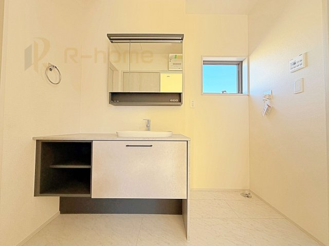 小美玉市上玉里第2　新築戸建て　1号棟の洗面所|スタイリッシュでお洒落な洗面台！フラットなカウンターでお手入れラクラク♪