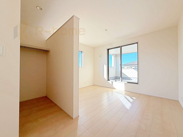 小美玉市上玉里第2　新築戸建て　1号棟の洋室|収納便利なウォークインクローゼット付きの洋室♪
明るく風通しの良いお部屋です♪
