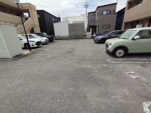イーストパレス弐番館の駐車場