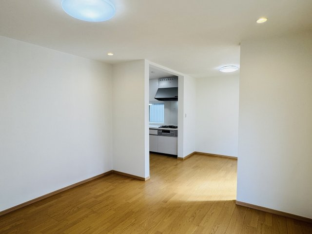 八王子市　北野台　中古戸建ての居間・リビング|～17.0帖の明るく開放感のあるLDK、家族団欒の時間をお過ごしいただけます～