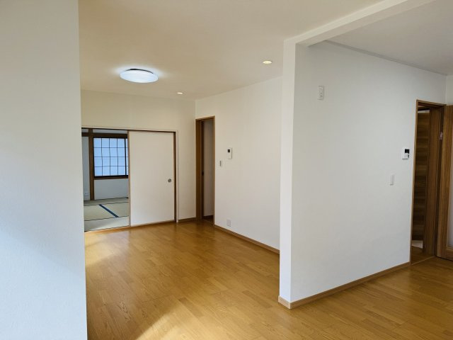 八王子市　北野台　中古戸建ての内装|～17.0帖の明るく開放感のあるLDK、家族団欒の時間をお過ごしいただけます～