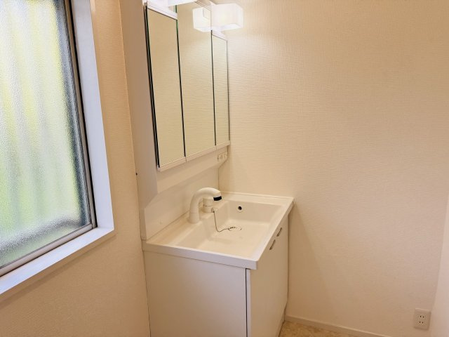 八王子市　北野台　中古戸建ての独立洗面台|～新規交換済、３面鏡付き独立洗面台　細々している物をスッキリ収納出来ます～