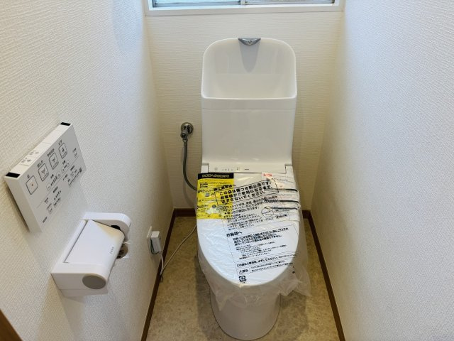 八王子市　北野台　中古戸建てのトイレ|～暖房温水洗浄機能付きトイレも新規交換済　冬場は特に嬉しい機能ですね～
