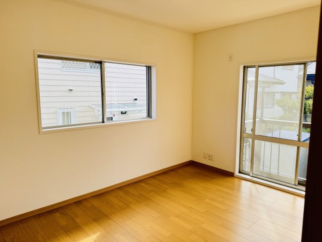 八王子市　北野台　中古戸建ての寝室|～2階バルコニーに面している6.0帖の主寝室～