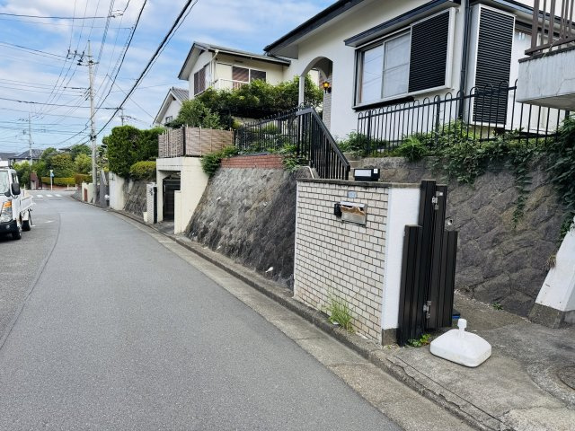 八王子市　北野台　中古戸建ての前面道路含む現地写真|～西側5.7ｍ道路に面しています～