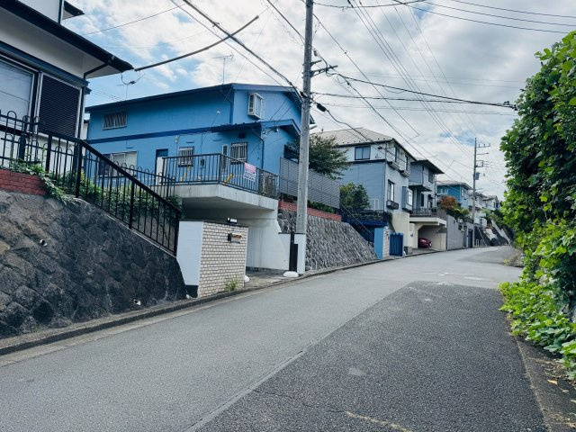 八王子市　北野台　中古戸建ての前面道路含む現地写真|～西側5.7ｍ道路に面しています～
