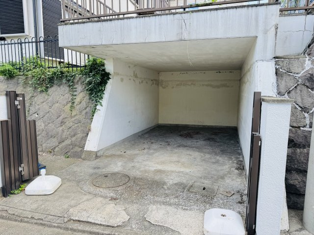 八王子市　北野台　中古戸建ての駐車場|～車庫1台分～