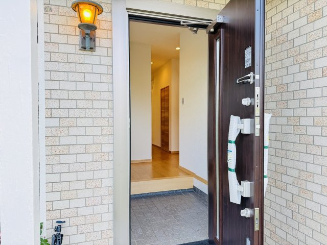 八王子市　北野台　中古戸建ての玄関|～玄関は安心のWロックキーを採用～