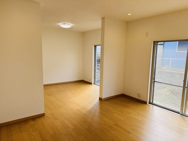 八王子市　北野台　中古戸建ての居間・リビング|～17.0帖の明るく開放感のあるLDK、家族団欒の時間をお過ごしいただけます～