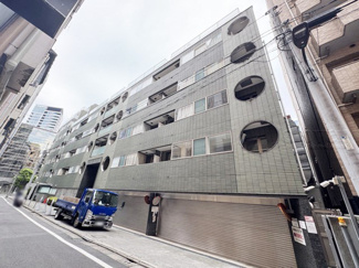 【外観】 | 手入れの行き届いた外壁やエントランスなど、「見ればわかる」レベルで清潔感を保ったマンションです。築年数を感じさせない姿で皆様をお出迎えします。～即日のご見学可能～　お問合せはお気軽にどうぞ。
