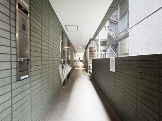 【その他共用部分】 | マンションの共用廊下です。きれいに清掃されています。周囲のお部屋の様子も、ぜひ伺ってみてください。～即日のご見学可能～　お問合せはお気軽にどうぞ。
