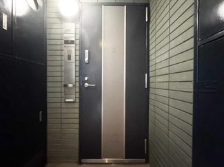 【その他共用部分】 | 皆様をお迎えする、お部屋の玄関ドア。開けやすさや開放角度、ドアノブの操作しやすさや鍵の形状などを、現地で一度ご確認ください。～即日のご見学可能～　お問合せはお気軽にどうぞ。
