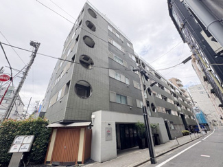 【外観】 | 青空によく映える建物です。手入れの行き届いた外壁やマンション正面エントランスなど、綺麗な姿をぜひ一度、現地にてご覧ください。～即日のご見学可能～　お問合せはお気軽にどうぞ。
