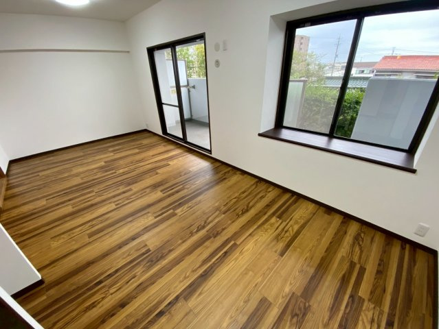 パークシティ水野B棟の居間・リビング|陽射しがたっぷりと注ぐリビング♪ぽかぽかして気持ちのいい空間です！