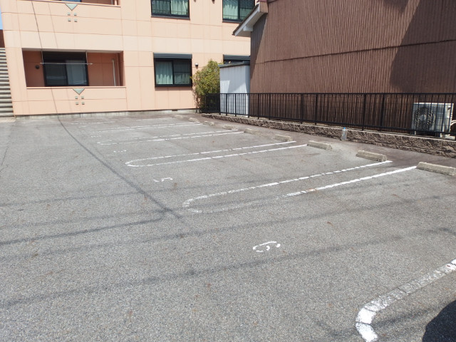 カルチェスールの駐車場