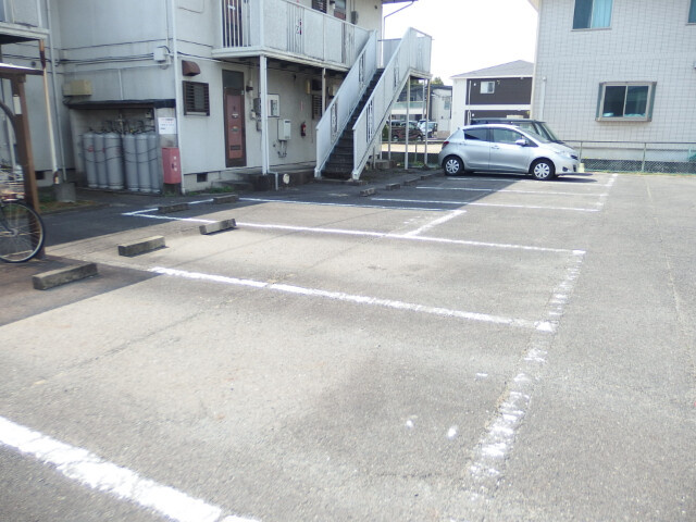 コスモハイツ善佐の駐車場