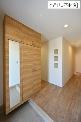 【玄関】 | blooming garden行田市富士見町2丁目2期　【平屋】新築住宅 | ≪1号棟≫清潔感溢れる玄関がお出迎えする本邸宅の物語は、ここから始まる日常を期待させます。この場所には「希望」と「優越」で包み込んでくれる「特別」な空間があります。
現地(2026年1月撮影)