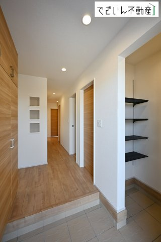 【玄関】 | blooming garden行田市富士見町2丁目2期　【平屋】新築住宅 | ≪1号棟≫「ただいま」と「おかえり」が自然と交わされる、明るく開放的な玄関。家族の絆が深まる場所です。
現地(2026年1月撮影)