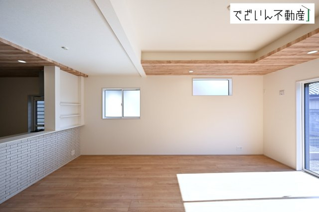 【居間・リビング】 | blooming garden行田市富士見町2丁目2期　【平屋】新築住宅 | ≪1号棟≫広がるやすらぎのプライベート空間。大きい窓から射しこむ眩い光が、広々としたリビング空間を鮮やかに映し出します。
現地(2026年1月撮影)