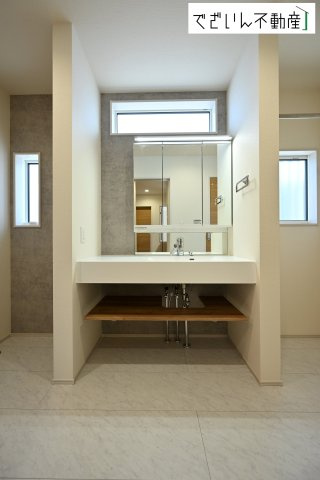 【独立洗面台】 | blooming garden行田市富士見町2丁目2期　【平屋】新築住宅 | ≪1号棟≫スタイリッシュなデザインの三面鏡の洗面化粧台。鏡の裏が収納になっており、整髪料などを収納しておくことができます。
現地(2026年1月撮影)