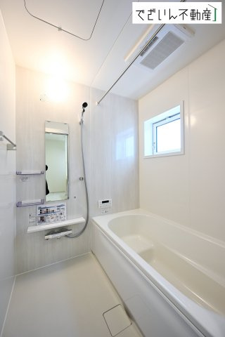 【浴室】 | blooming garden行田市富士見町2丁目2期　【平屋】新築住宅 | ≪1号棟≫上質な雰囲気のバスルーム。清潔感ある壁面デザインが魅力の浴室。一日の疲れを癒す、家族みんなのリラックス空間です。
現地(2026年1月撮影)